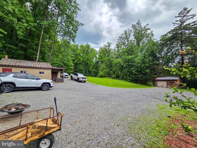 140 SANDHILL RD, Fleetwood, PA 19522
