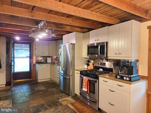 140 SANDHILL RD, Fleetwood, PA 19522