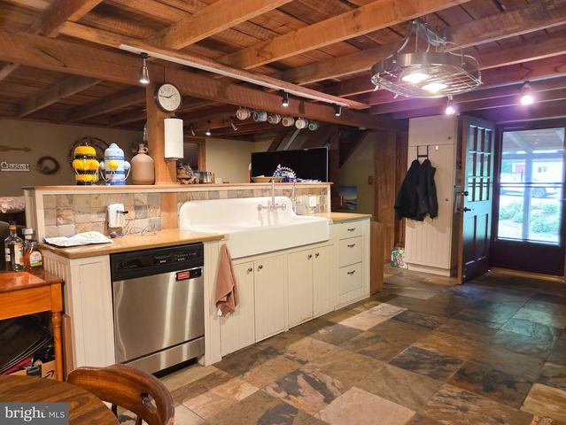 140 SANDHILL RD, Fleetwood, PA 19522