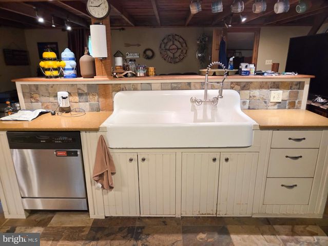 140 SANDHILL RD, Fleetwood, PA 19522