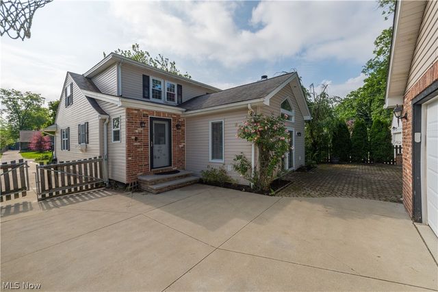 450 Lake Forest Drive, Bay Village, OH 44140