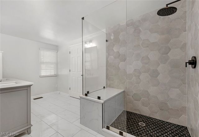 450 Lake Forest Drive, Bay Village, OH 44140