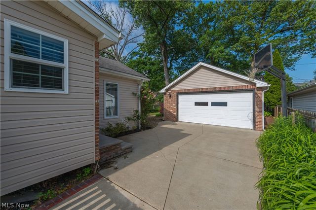 450 Lake Forest Drive, Bay Village, OH 44140