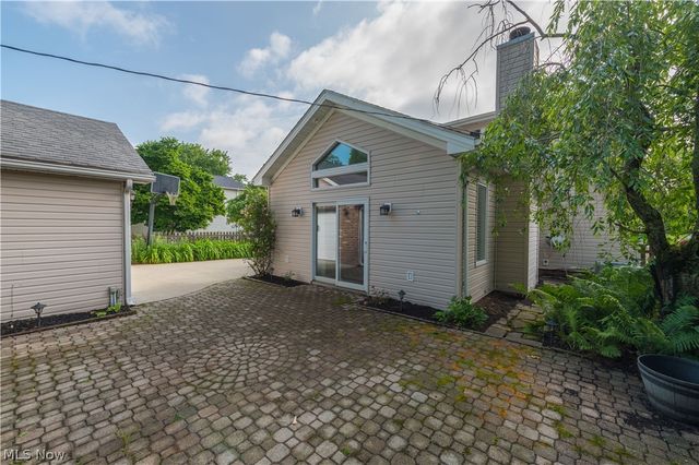 450 Lake Forest Drive, Bay Village, OH 44140