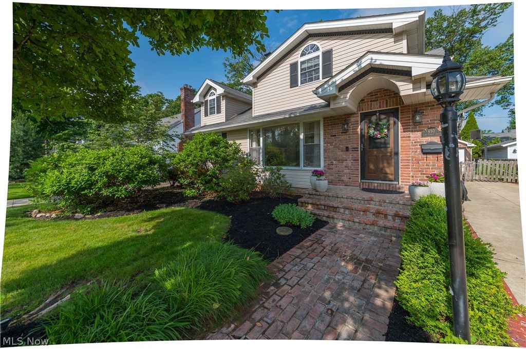 450 Lake Forest Drive, Bay Village, OH 44140