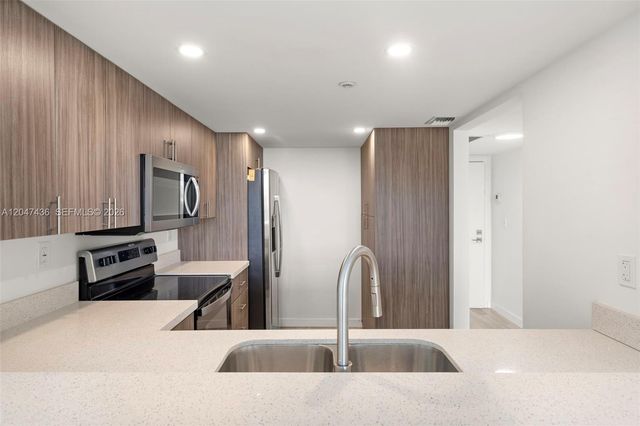 2555 Collins Avenue 706, Miami Beach, FL 33140
