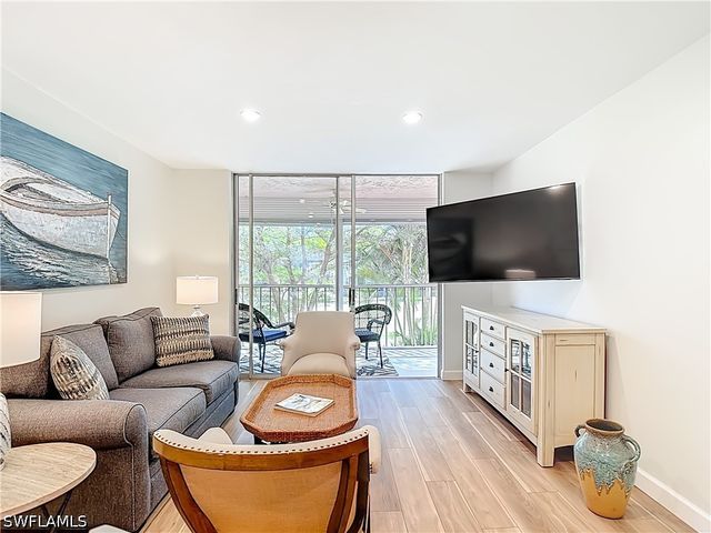 180 TURTLE LAKE CT 206, Naples, FL 34105