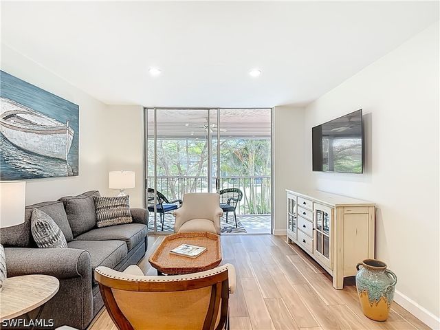 180 TURTLE LAKE CT 206, Naples, FL 34105