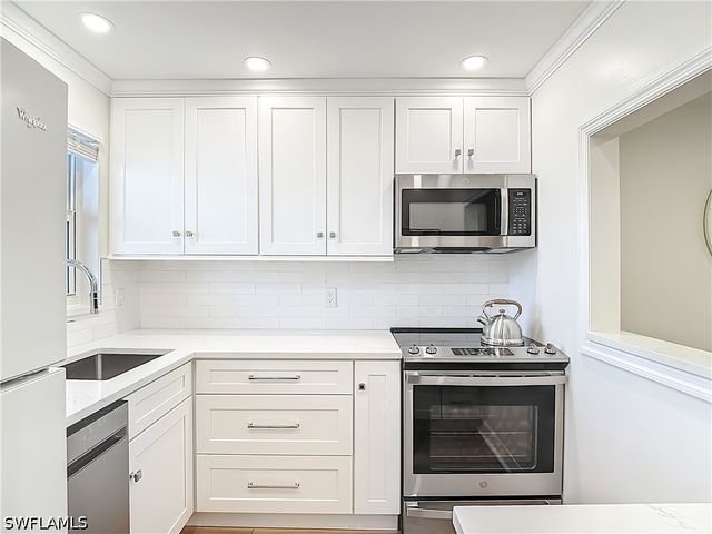 180 TURTLE LAKE CT 206, Naples, FL 34105