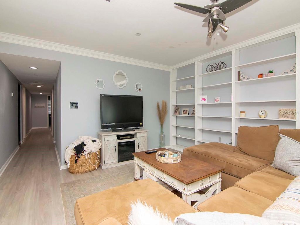 Image 13 of property listing at 2780 N RIVERSIDE DRIVE 802, Tampa, FL 33602