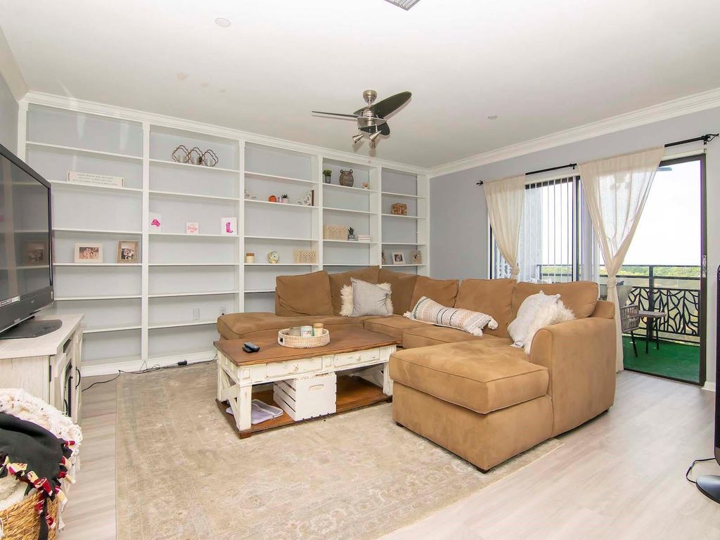 Image 10 of property listing at 2780 N RIVERSIDE DRIVE 802, Tampa, FL 33602