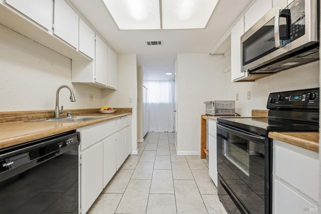 130 Arcadia Dr, Vacaville, CA 95687