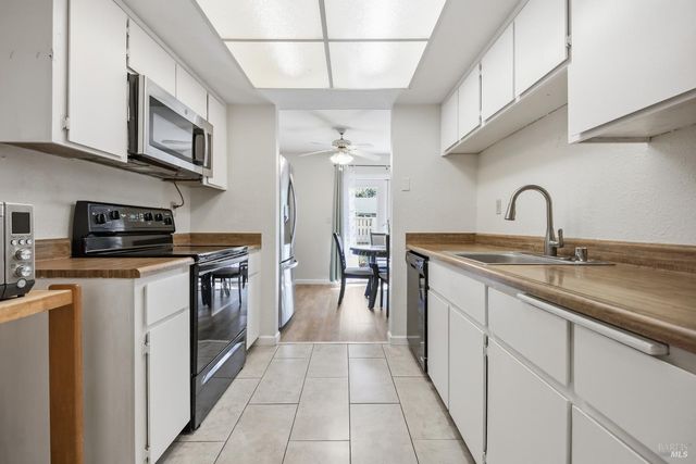 130 Arcadia Dr, Vacaville, CA 95687