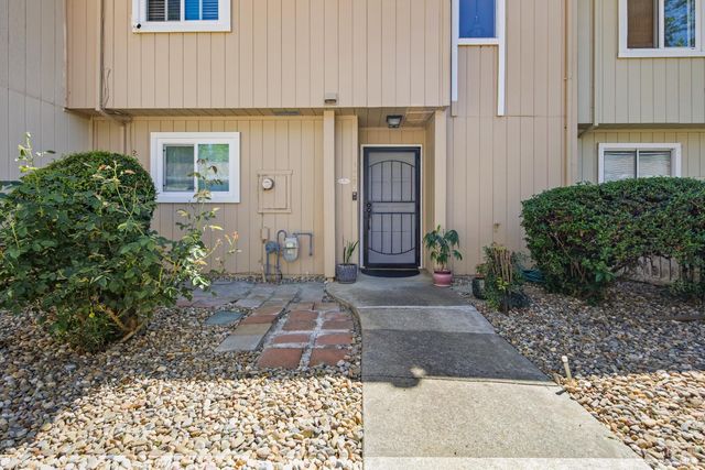 130 Arcadia Dr, Vacaville, CA 95687