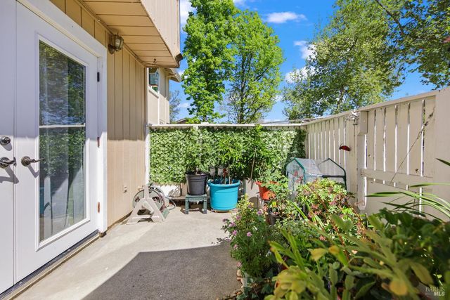 130 Arcadia Dr, Vacaville, CA 95687