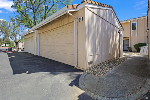 130 Arcadia Dr, Vacaville, CA 95687