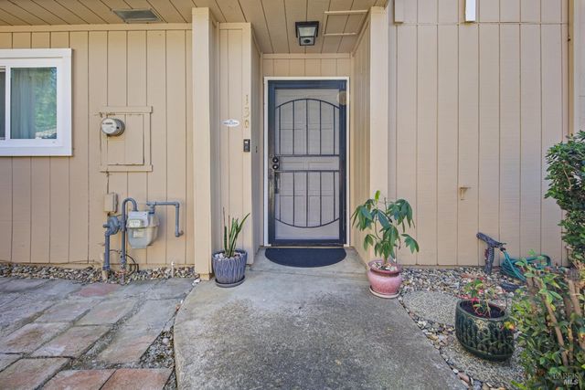 130 Arcadia Dr, Vacaville, CA 95687