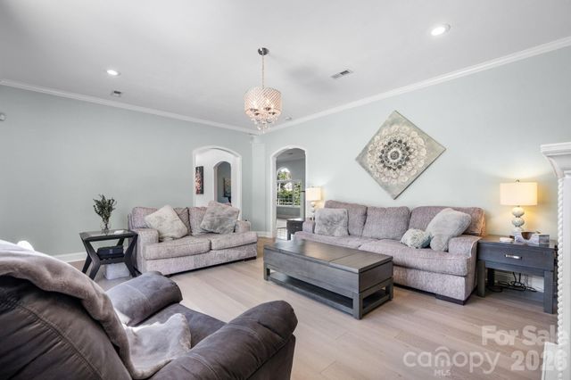 1360 Sweet briar Lane, Hickory, NC 28602
