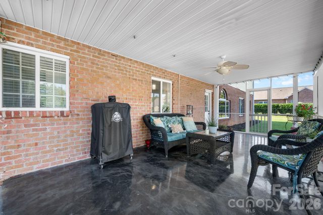 1360 Sweet briar Lane, Hickory, NC 28602