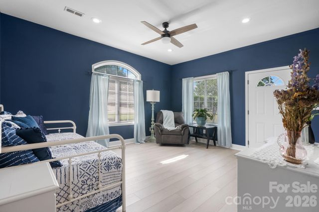 1360 Sweet briar Lane, Hickory, NC 28602