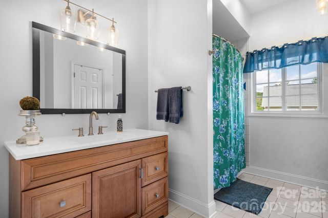 1360 Sweet briar Lane, Hickory, NC 28602