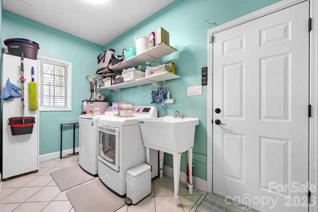 1360 Sweet briar Lane, Hickory, NC 28602