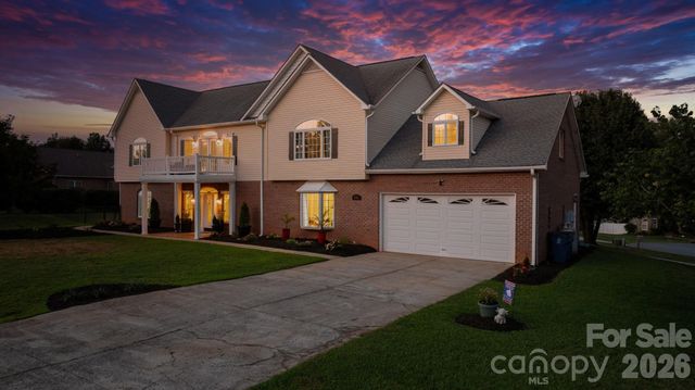 1360 Sweet briar Lane, Hickory, NC 28602