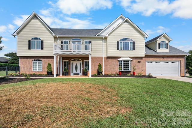 1360 Sweet briar Lane, Hickory, NC 28602