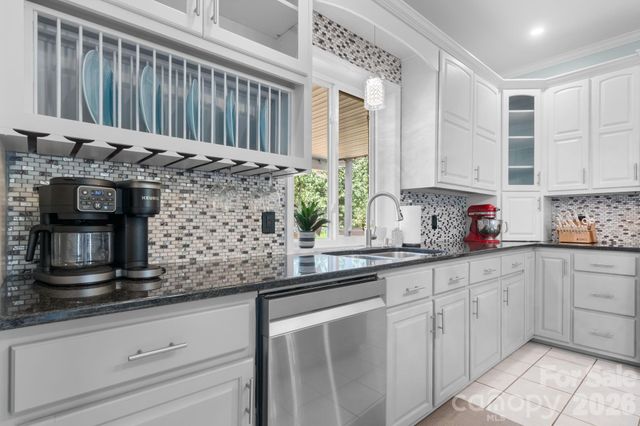 1360 Sweet briar Lane, Hickory, NC 28602