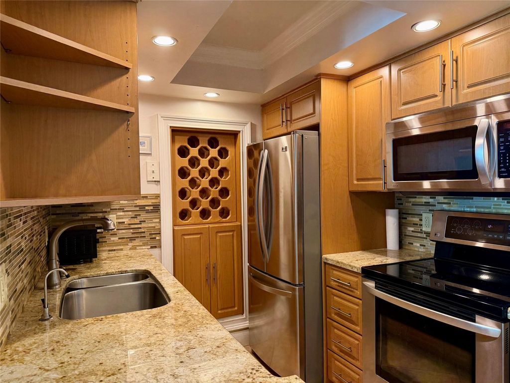 111 Briny Ave 21-07, Pompano Beach, FL 33062