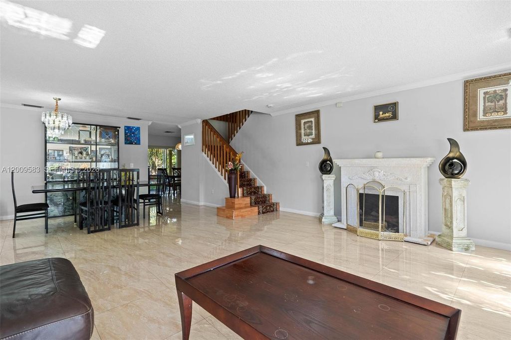 1001 SW 100th Terrace, Pembroke Pines, FL 33025