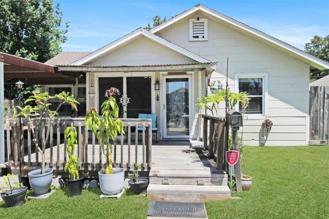 306 W Houston Avenue, Pasadena, TX 77502