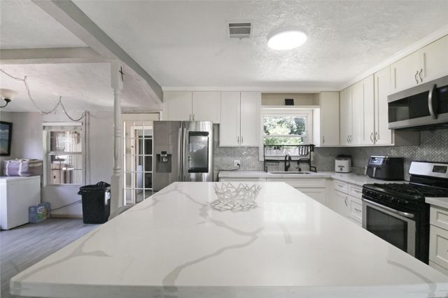 306 W Houston Avenue, Pasadena, TX 77502