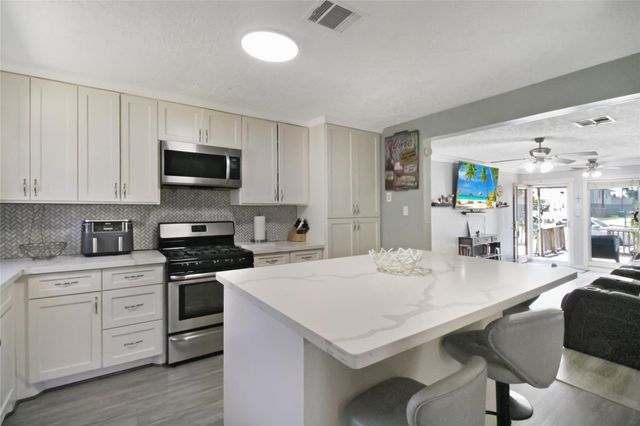 306 W Houston Avenue, Pasadena, TX 77502