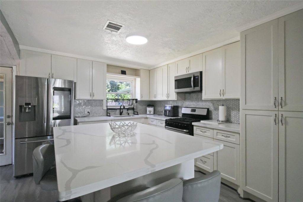 306 W Houston Avenue, Pasadena, TX 77502
