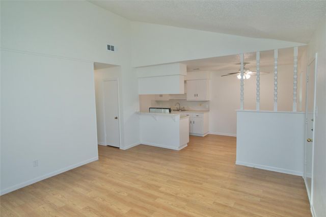 1301 Glenda DR B, Round Rock, TX 78681