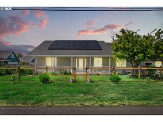 30 VILLAGE Dr, Creswell, OR 97426