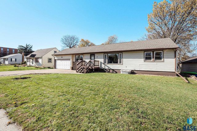 915 N Lincoln Ave Avenue, Madison, SD 57042