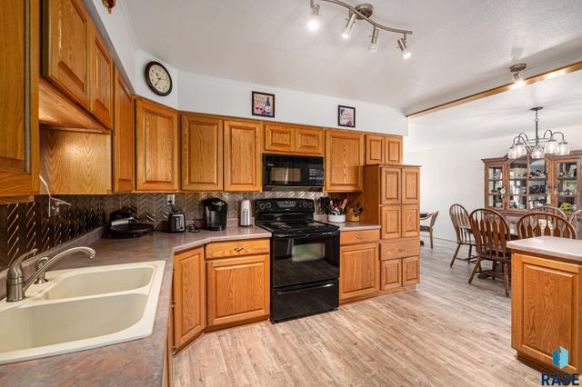 915 N Lincoln Ave Avenue, Madison, SD 57042