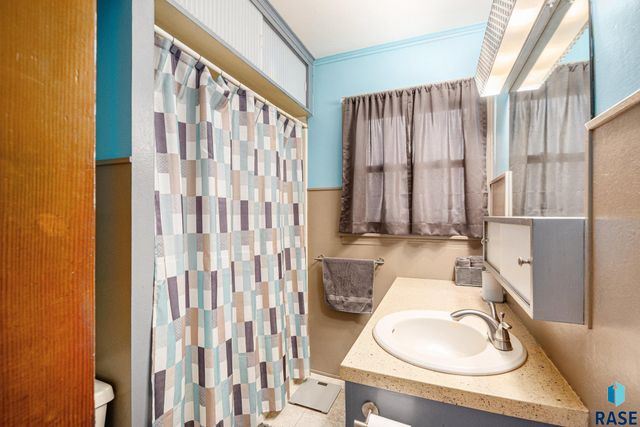 915 N Lincoln Ave Avenue, Madison, SD 57042