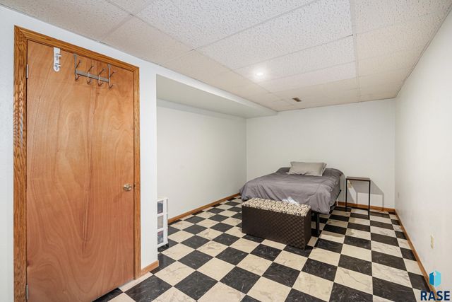 915 N Lincoln Ave Avenue, Madison, SD 57042