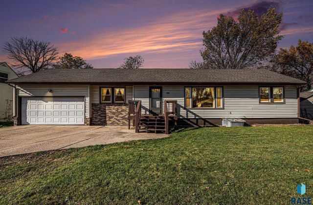 915 N Lincoln Ave Avenue, Madison, SD 57042