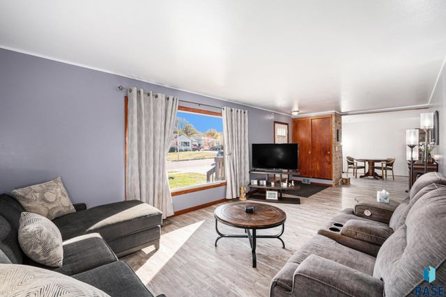 915 N Lincoln Ave Avenue, Madison, SD 57042