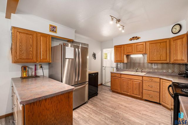 915 N Lincoln Ave Avenue, Madison, SD 57042