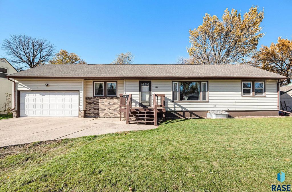 915 N Lincoln Ave Avenue, Madison, SD 57042