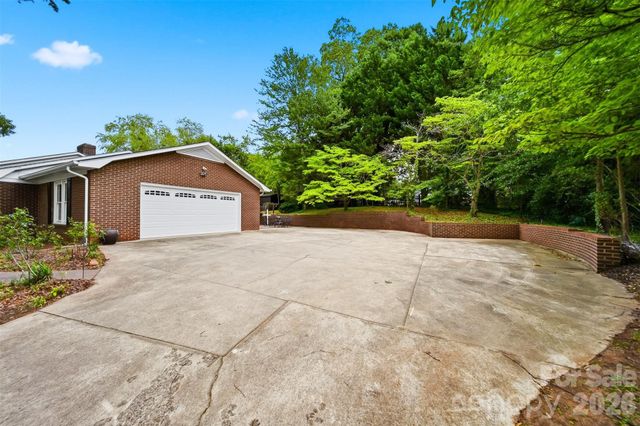 1756 12th Street Drive NW, Hickory, NC 28601