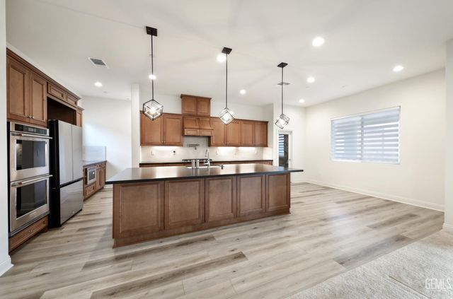 12531 Fairlawn Dr, Bakersfield, CA 93311