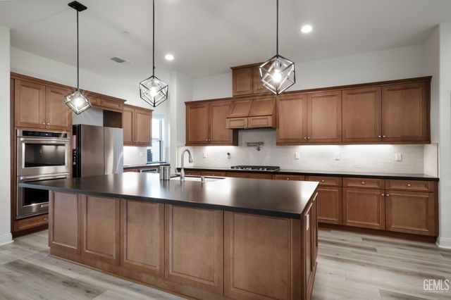 12531 Fairlawn Dr, Bakersfield, CA 93311