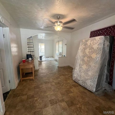 3416 Lucas And Hunt Road, St Louis, MO 63121