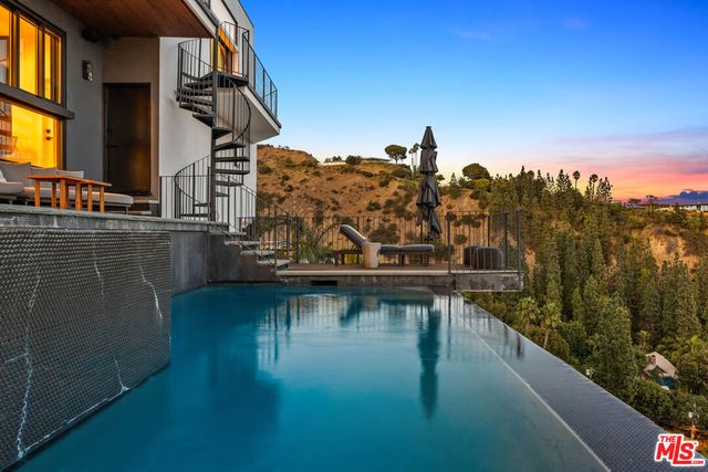 8425 Hillside Avenue, Los Angeles, CA 90069